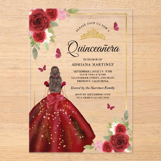 Bourgondische bloemenjurk vlinder quinceanera acryl uitnodigingen (Voorkant)