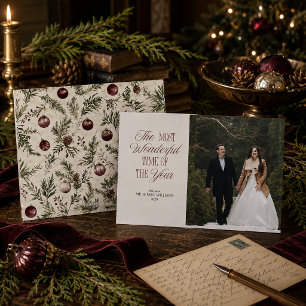Bourgondische botanische kerstfoto van pasgetrouwd feestdagenkaart