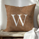 Bourrage Brown Coussin Monogramme Personnalisé<br><div class="desc">Coussin conçu sur mesure avec une texture de Burlap Brown rustique. Personnalisez-le avec vos initiales monographiques,  votre nom ou tout autre texte personnalisé. Cliquez sur Customiser pour ajouter votre propre texte et vos images pour créer un design unique d'un coussin gentil!</div>