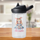 Bouteille D'eau Alice personnalisée mignonne au pays des merveille<br><div class="desc">Restez hydraté avec style grâce à notre jolie bouteille d'eau personnalisée Alice à Wonderland. Dotée de charmantes illustrations de l'histoire bien-aimée et personnalisable avec votre nom ou vos initiales, cette bouteille d'eau ajoute une touche de fantaisie à votre routine quotidienne d'hydratation. Fabriquée à partir de matériaux de haute qualité, notre...</div>