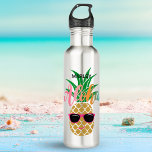Bouteille D'eau Aloha Tropical Hawaiian<br><div class="desc">Restez cool et hydratés avec cette bouteille d'eau tropicale personnalisée avec un joyeux ananas portant des lunettes de soleil et un "Aloha" hawaïen accueillant aux couleurs de l'été (rose, corail, orange, turquoise). Parfait pour une journée à la plage, au travail, à l'école, à la salle de sport et aux voyages....</div>
