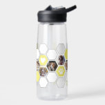 Bouteille D'eau Amusants Moderne Géométrique Coeur Jaune Paw Chien<br><div class="desc">Découvrez la bouteille d'eau Géométrique moderne de Coeur Jaune Paw Chien Photos! Offrez-vous ou aimez-vous une expérience de boisson unique avec cette bouteille d'eau moderne et géométrique. Il présente des géométries de mosaïque jaune et blanc qui le distinguent vraiment - sans parler des empreintes de pattes et des coeurs qui...</div>