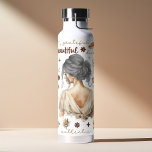 Bouteille D'eau Aquarelle femme avec cheveux gris Affirmation Boho<br><div class="desc">Donnez de l'énergie à votre journée avec cette bouteille d'eau d'aquarelle rehaussée de couleur boho affirmation. Avec une belle illustration d'une femme aux cheveux gris dans un élégant updo, cette bouteille est un rappel pour embrasser votre beauté naturelle et célébrer votre force. Les affirmations inspirantes imprimées sur la bouteille vous...</div>