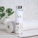 Bouteille D'eau Aquarelle Fleurs sauvages Boho élégant avec Monogr<br><div class="desc">Une bouteille d'eau élégante avec son design fleur sauvage boho féminin et personnalisée avec votre nom et initiale monogramme. Il dispose d'une rangée bordée de fleurs sauvages d'aquarelle dans les tons pastel doux de rose, bleu perwinkle, blanc cassé et jaune avec des tiges délicates et de la verdure. Un modèle...</div>