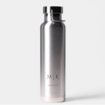 Bouteille D'eau Argent avec Monogramme moderne noir<br><div class="desc">Cette conception moderne de bouteille d'eau comporte vos initiales en gras en noir pour un look simple et élégant,  mais professionnel.</div>