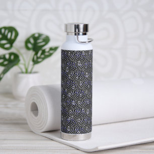 Bouteille D'eau Arrosage sur métal gris bleu