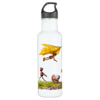 Bouteille d'eau avec elfes de glands dans les bois