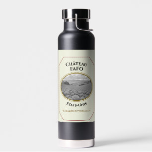 Bouteille d'eau avec étiquette de vin