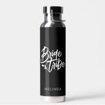 Bouteille D'eau Bachelorette de la tribu des mariées en noir blanc<br><div class="desc">Cette simple bouteille d'eau noire et blanche avec un nom personnalisé peut faire un cadeau parfait de bachelorette! Personnalisez-le facilement avec votre nom. Vous pouvez également changer de couleur arrière - plan,  il vous suffit de cliquer sur "Modifier à l'aide de l'outil de conception".</div>