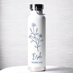Bouteille D'eau Bachelorette florale de la Marine<br><div class="desc">Célébrez en style avec notre nom Scripté main Bachelorette de la fête de la nuptiale Tumbler à vin thermique. Doté d'un design élégant et personnalisé, ce tourbillon est parfait pour garder les boissons à la température idéale pendant vos festivités nuptiales. Conçu à partir de matériaux isolants de haute qualité, il...</div>