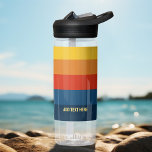 Bouteille D'eau Bandes de coucher de soleil rétroactives avec nom<br><div class="desc">Rugby Stripes - Un motif preppy avec des rayures audacieuses et un nom. Si votre art doit encore être ajusté,  cliquez sur le bouton Personnaliser. Cela vous mènera à un espace design où vous pouvez déplacer les choses et même changer de couleurs !</div>