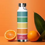 Bouteille D'eau Bandes rétro colorées - Arc-en-ciel - Nom du scrip<br><div class="desc">Un design rétro et branché en couleurs arc-en-ciel - Pour les utilisateurs avancés, vous pouvez cliquer sur le bouton modifier/customiser et modifier les couleurs des lignes. En bas, un endroit optionnel pour votre nom dans un script d'écriture manuscrite - fait un cadeau personnel ou une bouteille que vous ne voulez...</div>