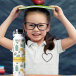 Bouteille D'eau Bébé mignon Dinosaures Personnalisé Enfants<br><div class="desc">Présentation de la "Cute Baby Dinosaures Custom Kids' Water Bottle", le compagnon idéal pour hydrater les jeunes passionnés de dino et les aspirants paléontologues ! Cette adorable bouteille d'eau présente un délicieux éventail de bébés dinosaures dessinés à la main, chacun avec sa propre expression de charme et des couleurs vives....</div>