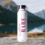 Bouteille D'eau Bébé Personnalisé Drôle Dire Nom Personnalisé<br><div class="desc">Custom Babe Funny Saying Nom personnalisé Water Bottle présente un design simple avec le texte "custom babe" dans la typographie de script de calligraphie rose moderne et personnalisé avec votre nom. Parfait pour un cadeau amusant pour maman, meilleurs amis, petite amie, pour l'anniversaire, Noël, vacances, Fête des Mères et plus...</div>