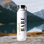 Bouteille D'eau Bébé Personnalisé Drôle Dire Nom Personnalisé<br><div class="desc">Custom Babe Funny Saying Nom personnalisé Water Bottle présente un design simple avec le texte "custom babe" dans la typographie de script de calligraphie moderne en noir et or et personnalisé avec votre nom. Parfait pour un cadeau amusant pour maman, meilleurs amis, petite amie, pour l'anniversaire, Noël, vacances, Fête des...</div>