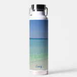 Bouteille D'eau Belle photographie de plage Personnalisé bord de m<br><div class="desc">Cette bouteille d'eau de plage cool est parfaite pour un mariage balnéaire ou une soirée bachelorette sur une île tropicale. Les magnifiques eaux vertes de Sandestin se lavent jusqu'à la mer sablonneuse sous les cieux bleus sereins pour faire la photo de vacances pittoresque parfaite pour vos cadeaux d'été personnalisés.</div>