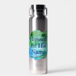 Bouteille D'eau Béni Soit Son Nom Belle Bible Verse Personnalisée<br><div class="desc">Beau verset de la bible chrétienne du livre des psaumes encadré d'un carré d'or sur une aquarelle chic et moderne de bleu et vert. Cette bouteille d'eau contient Psaume 72:19 qui dit béni soit son nom glorieux pour toujours. Que toute la terre soit remplie de sa gloire. Amen.</div>