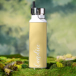 Bouteille D'eau Beurre Jaune Mariage personnalisé Bridesmaid<br><div class="desc">Offrez votre femme de chambre ou de chambre d'honneur avec cette bouteille d'eau isolée à la mode et vide qui porte son nom en blanc, stylisée sur un arrière - plan couleur beurre jaune conçu pour correspondre à votre schéma de couleurs mariages. Personnalisez la bouteille en modifiant et en remplaçant...</div>