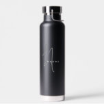 Bouteille D'eau Black | Nom de script monographique personnalisé é<br><div class="desc">Cool Personnalisé Script noir Monogramme Nom Élégant Bouteille d'eau chic. Un design simple et moderne en noir et blanc avec calligraphie manuscrite pour un look professionnel et sophistiqué. Créez vos propres cadeaux éco-personnalisés. N'importe quelle police,  n'importe quelle couleur,  aucun minimum.</div>