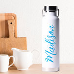 Bouteille D'eau Bleu clair Nom manuscrit Script personnalisé<br><div class="desc">Une belle bouteille d'eau monogramme personnalisée bleu vif pour une fille ou un gars qui aime les cadeaux simples et écrits à la main. Beau script cursif sur le flanc de votre bouteille qui épelle votre nom.</div>