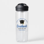 Bouteille D'eau Bleu Graduate cadeau personnalisé Graduate<br><div class="desc">Cette bouteille d'eau moderne bleue et noire personnalisée pour diplômés de deuxième cycle comprend votre nom de lycée ou de collège pour la classe de 2025. Customisez avec votre année de graduation sous le script manuscrit chic et le casquette noir grad pour une grande fête de graduation personnalisée faveur cadeau....</div>
