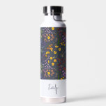 Bouteille D'eau Bleu jaune floral mignon personnalisé élégant fil<br><div class="desc">Jaune bleu moderne floral mignon nom personnalisé élégant et chargeurs cadeau. Idéal Noël,  anniversaire,  remise de diplômes,  anniversaire,  jour des mères,  fête des pères,  penser à votre cadeau.</div>