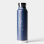 Bouteille D'eau Bleu Marine | Nom de script monographique personna<br><div class="desc">Custom Classic Navy Blue Script Monogramme Nom Elegant Chic Water Bottle. Un design simple et moderne en noir et blanc avec calligraphie manuscrite pour un look professionnel et sophistiqué. Créez vos propres cadeaux éco-personnalisés. N'importe quelle police,  n'importe quelle couleur,  aucun minimum.</div>