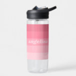 Bouteille D'eau Blush Pink Mod Retro Stried Motif Nom personnalisé<br><div class="desc">les années 70 Inspirée Retro Stripes - Un motif funky avec des rayures audacieuses et un monogramme de votre prénom ou de votre nom. Si votre art doit encore être ajusté, cliquez sur le bouton Personnaliser. Cela vous mènera à une zone de design où vous pouvez déplacer les choses et...</div>