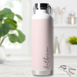 Bouteille D'eau Blush Pink Simple Votre Nom<br><div class="desc">Simple mais étonnant. Personnalisez cette bouteille d'eau avec votre nom, ou un nom d'êtres chers. Une typographie de script simple et élégante avec une bordure de poutre. Modifiez les couleurs de l'arrière - plan et de la police à tout ce que vous voulez. Rosée Bleue tendance Simple Votre nom minimaliste...</div>