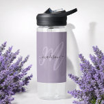 Bouteille D'eau Boho Stylish Script Monogramme et nom en violet<br><div class="desc">Si élégante et féminine cette bouteille d'eau personnalisée a boho chic lettrage avec votre initiale monogramme en gros caractères modernes en lavande avec votre nom dans une police manuscrite noire sur un arrière - plan violet. Le look est moderne et attrayant et tout autour de vous ! Personnalisez avec votre...</div>