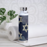 Bouteille D'eau Bonne Hanoukka Star de David menorah Dreidel Slipp<br><div class="desc">Heureux Hanoukka Star de David menorah Dreidel SlipperyJoe's artistique Célébration bougies Hébreu juif Chanoukah cadeaux décorations religion judaïsme</div>