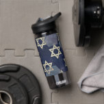 Bouteille D'eau Bonne Hanoukka Star de David menorah Dreidel Slipp<br><div class="desc">Heureux Hanoukka Star de David menorah Dreidel SlipperyJoe's artistique Célébration bougies Hébreu juif Chanoukah cadeaux décorations religion judaïsme</div>