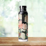 Bouteille D'eau Bouquet floral peint Aquarelle personnalisée<br><div class="desc">Nom personnalisé sur l'aquarelle peint bouquet floral dans les tons printaniers.</div>