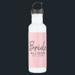 Bouteille D'eau Bride Script Blush Rose établi Personnalisé<br><div class="desc">Restez hydraté avec style avec cette bouteille d'eau en acier inoxydable personnalisée Bride Script Blush Pink Établi. Il est conçu avec "mariée" en lettres grises modernes. Personnalisé avec le nom de la mariée et l'année établie du mariage. Arrière - plan rose vif personnalisable. Idée cadeau idéal pour la douche nuptiale,...</div>