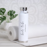 Bouteille D'eau Bride Tribe Simple Mariage Moderne Bridesmaid<br><div class="desc">Bouteille d'eau mariage moderne en noir et blanc avec un design simple et minimaliste avec "tribu de mariée" dans un script élégant avec le nom de votre femme de chambre. Un cadeau mignon et féminin pour vos demoiselles d'honneur.</div>