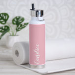 Bouteille D'eau Bridesmaid Mariage personnalisé rose vif<br><div class="desc">Offrez à votre femme de chambre ou à votre femme d'honneur mariage cette bouteille d'eau isolée à la mode et sous vide qui porte son nom en blanc, stylisée sur un arrière - plan de couleur rose vif conçu pour correspondre à votre schéma de couleurs mariages. Personnalisez la bouteille en...</div>