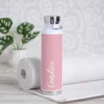 Bouteille D'eau Bridesmaid Mariage personnalisé rose vif<br><div class="desc">Offrez à votre femme de chambre ou à votre femme d'honneur mariage cette bouteille d'eau isolée à la mode et sous vide qui porte son nom en blanc, stylisée sur un arrière - plan de couleur rose vif conçu pour correspondre à votre schéma de couleurs mariages. Personnalisez la bouteille en...</div>