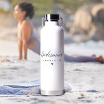 Bouteille D'eau Bridesmaid Proposition Script Moderne Bachelorette<br><div class="desc">Cette Bridesmaid Proposition Script moderne Bachelorette Bouteille d'eau est un cadeau élégant et élégant, parfait pour votre fête de mariée. Doté d’un design minimaliste noir et blanc et d’une écriture élégante, il s’agit d’un cadeau ou d’une faveur de fête chic offert par une femme de chambre d’hôte. Son esthétique simple...</div>