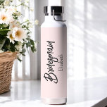 Bouteille D'eau Cadeau de Fête des mariées rose pâle de Bridesmaid<br><div class="desc">Bridesmaid Blush Pink Water Bottle pour Mariage,  Fête de la Mariée,  Fête des mariées,  Bachelorette Party. Découvrez d'autres produits avec ce design dans la collection ci-dessous.</div>