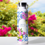 Bouteille D'eau Cadeaux de femme de chambre bleu carreaux bougainv<br><div class="desc">Cadeaux de demoiselle de femme de chambre bleu bougainvilliers nom personnalisé bouteille d'eau personnalisée,  un beau cadeau de fête de mariée pour les filles à chérir.</div>