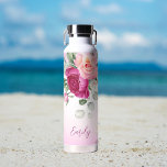 Bouteille D'eau Cadeaux de femme d'honneur personnalisés magenta p<br><div class="desc">Verdure eucalyptus magenta peony rose aquarelle personnalisée nom bouteilles d'eau demoiselles cadeaux fête de mariée faveurs.</div>