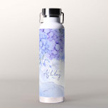 Bouteille D'eau Cadeaux domestiques bleu élégant hydrangée personn<br><div class="desc">Quelque chose de Blue hydrangeas élégant floral nuptiale douche demoiselle cadeaux fête de mariée faveurs,  fleurs d'aquarelle botanique,  arrière - plan d'aquarelle bleu clair,  script décontracté moderne.</div>