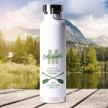 Bouteille D'eau Camping Bachelorette Party Monogramme<br><div class="desc">Bouteille d'eau de camping personnalisée avec montagnes,  aviron,  initiale de vos invités,  nom,  et les détails de votre voyage.</div>