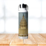 Bouteille D'eau Capitole de Washington, DC<br><div class="desc">Gardez vos boissons chaudes ou froides où que vous alliez avec cette bouteille d'eau à la mode et isolée sous vide qui présente une photo du U.S. Capitol Building à Washington,  DC. Sélectionnez la taille et la couleur de votre bouteille d'eau.</div>