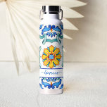 Bouteille D'eau Carreaux de Majolica méditerranéen imprimé bleu et<br><div class="desc">La fête de la mariée cadeau de femme de ménage favorise Majolica tuiles bleu jaune personnalisé nom bouteille d'eau.</div>