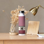 Bouteille D'eau Carrelage Bistro vintage Cranberry et Monogramme O<br><div class="desc">Ces bouteilles d'eau en imitation carreaux crème,  crème et or sont des cadeaux parfaits. Les lignes épurées,  les couleurs simples et le motif vintage sont intemporels et polyvalents. Un design de carreaux de bistrot pour un goût sophistiqué.</div>