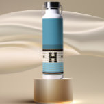 Bouteille D'eau Carrelage Bistro vintage Dusty Bleu et Monogramme<br><div class="desc">Ces bouteilles d'eau bleu,  crème et or en imitation carreaux sont des cadeaux parfaits. Les lignes épurées,  les couleurs simples et le motif vintage sont intemporels et polyvalents. Un design de carreaux de bistrot pour un goût sophistiqué.</div>