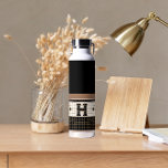 Bouteille D'eau Carrelage Bistro vintage Monogramme noir et or<br><div class="desc">Ces élégantes bouteilles d'eau en faux carreaux noir,  crème et or sont des cadeaux parfaits. Les lignes épurées,  les couleurs simples et le motif vintage sont intemporels et polyvalents. Un design de carreaux de bistrot pour un goût sophistiqué.</div>