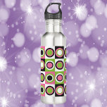 Bouteille D'eau Cercles Motif Retro Rose Vert Noir Blanc<br><div class="desc">Aimez-vous les bouteilles d'eau colorées ? Aimez-vous les motifs rétro ? Cette bouteille d'eau a un motif d'inspiration vintage de cercles rose,  noir,  vert et blanc.</div>