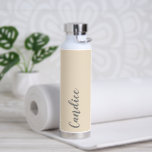 Bouteille D'eau Champagne Couleur Mariage personnalisé Bridesmaid<br><div class="desc">Offrez à votre femme de chambre ou à votre femme d'honneur mariage cette bouteille d'eau isolée à la mode et sous vide qui porte son nom en écriture grise et stylisée sur un arrière - plan couleur champagne conçu pour correspondre à votre schéma de couleurs mariages. Personnalisez la bouteille en...</div>